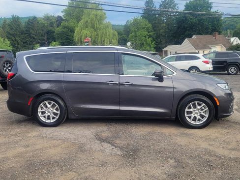 Used 2021 Chrysler Pacifica Touring-L w/ Uconnect Theater Family Group FWD image 9