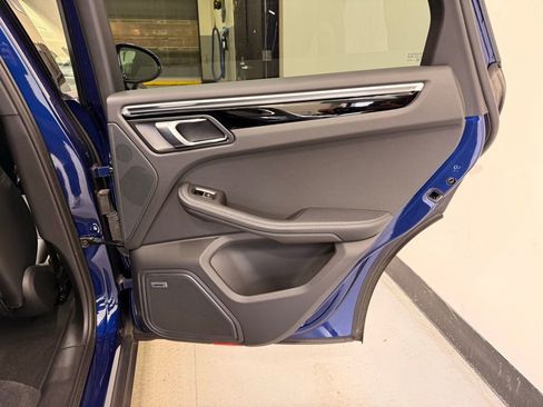 Used 2022 Porsche Macan w/ Premium Package image 24