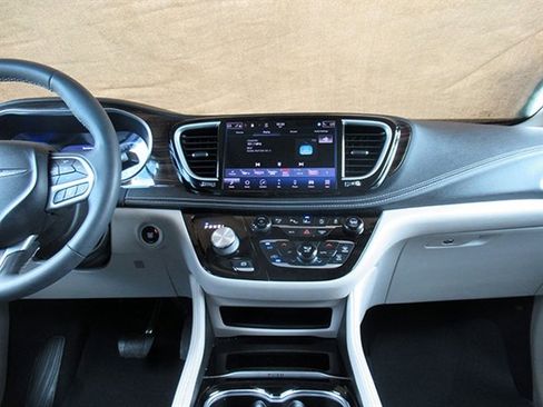 Used 2022 Chrysler Pacifica Limited image 25