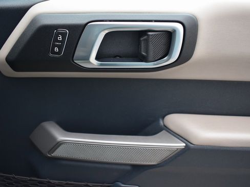 Used 2023 Ford Bronco Wildtrak image 15