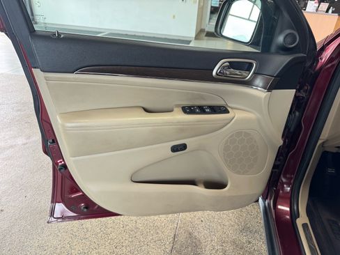 Used 2016 Jeep Grand Cherokee Limited AWD/4WD image 19