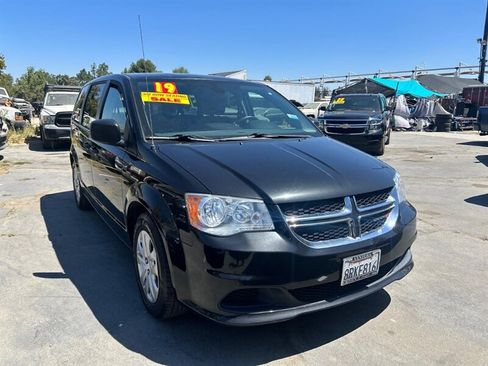 Used 2019 Dodge Grand Caravan SE w/ UConnect Hands-Free Group FWD image 2