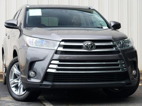 Used 2017 Toyota Highlander Limited FWD image 2