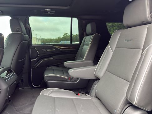 Used 2024 Cadillac Escalade ESV Premium Luxury AWD/4WD image 6