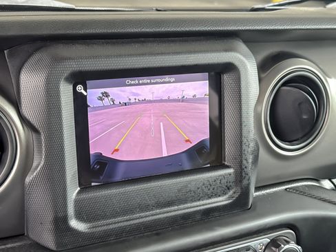 Used 2023 Jeep Gladiator Sport AWD/4WD image 17