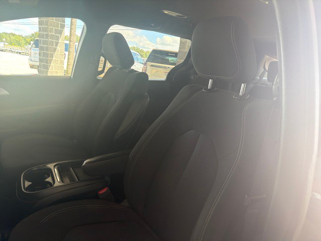 Used 2023 Chrysler Pacifica Touring FWD image 16