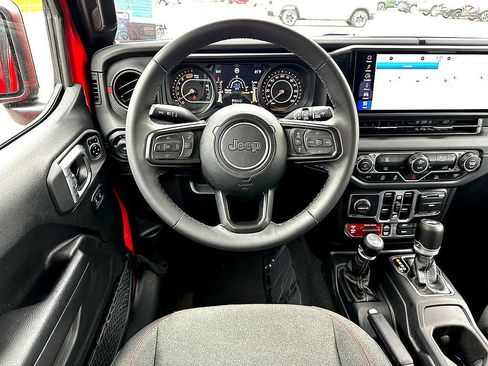 Used 2025 Jeep Wrangler Unlimited Rubicon AWD/4WD image 21