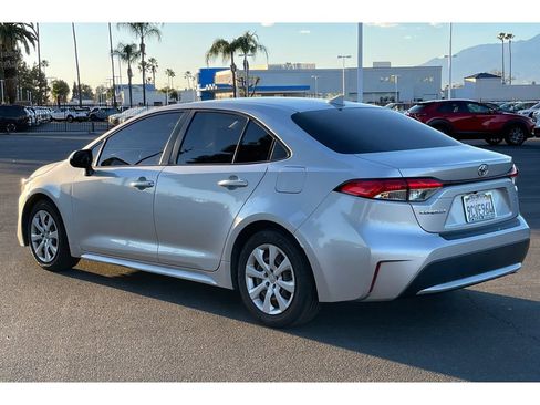 Used 2022 Toyota Corolla LE image 3