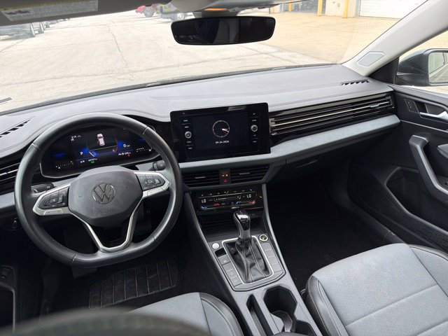 Used 2025 Volkswagen Jetta SE FWD image 17