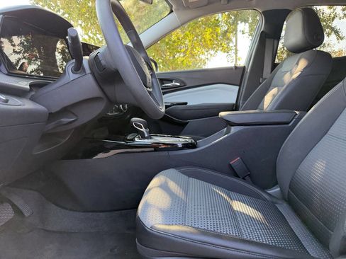Used 2025 Chevrolet Trax LT FWD image 22