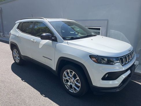 Used 2023 Jeep Compass Latitude w/ Sun and Sound Group AWD/4WD image 1
