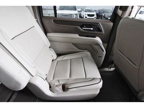 Used 2025 GMC Yukon XL Denali w/ Sun & Power Step Package image 11