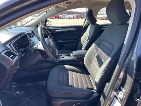 Used 2017 Ford Fusion SE w/ Fusion SE Technology Package image 24