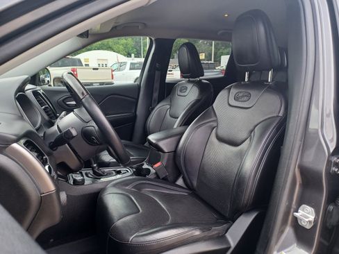 Used 2019 Jeep Cherokee Overland w/ Technology Group AWD/4WD image 11