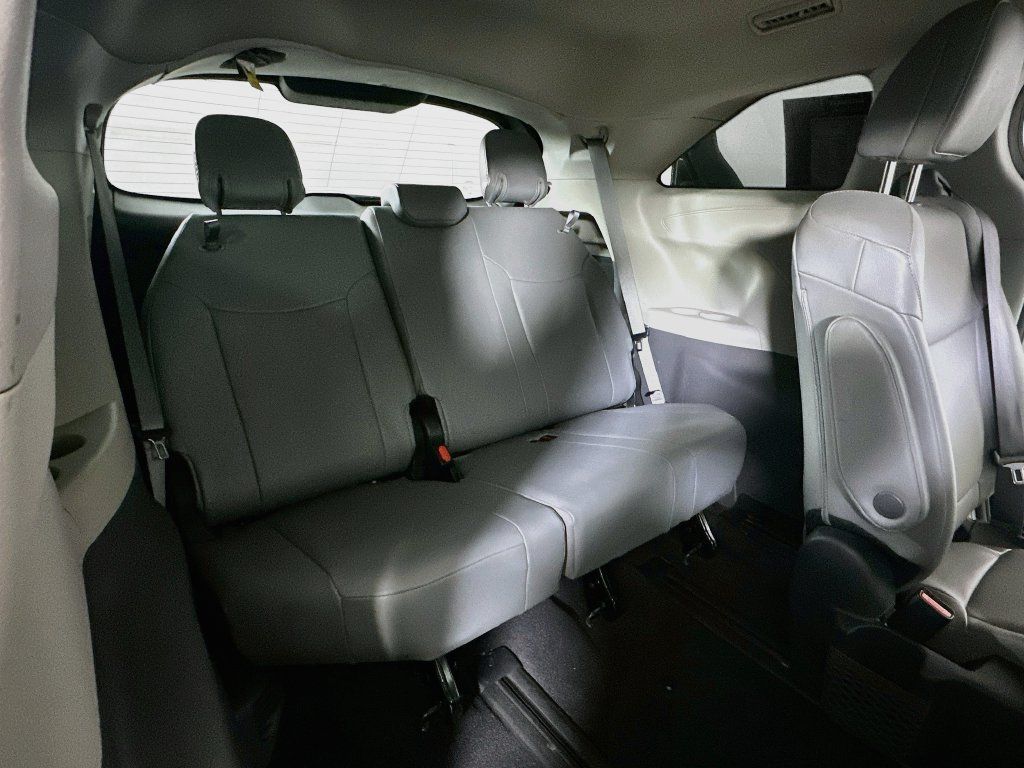 Used 2024 Toyota Sienna XLE FWD image 16