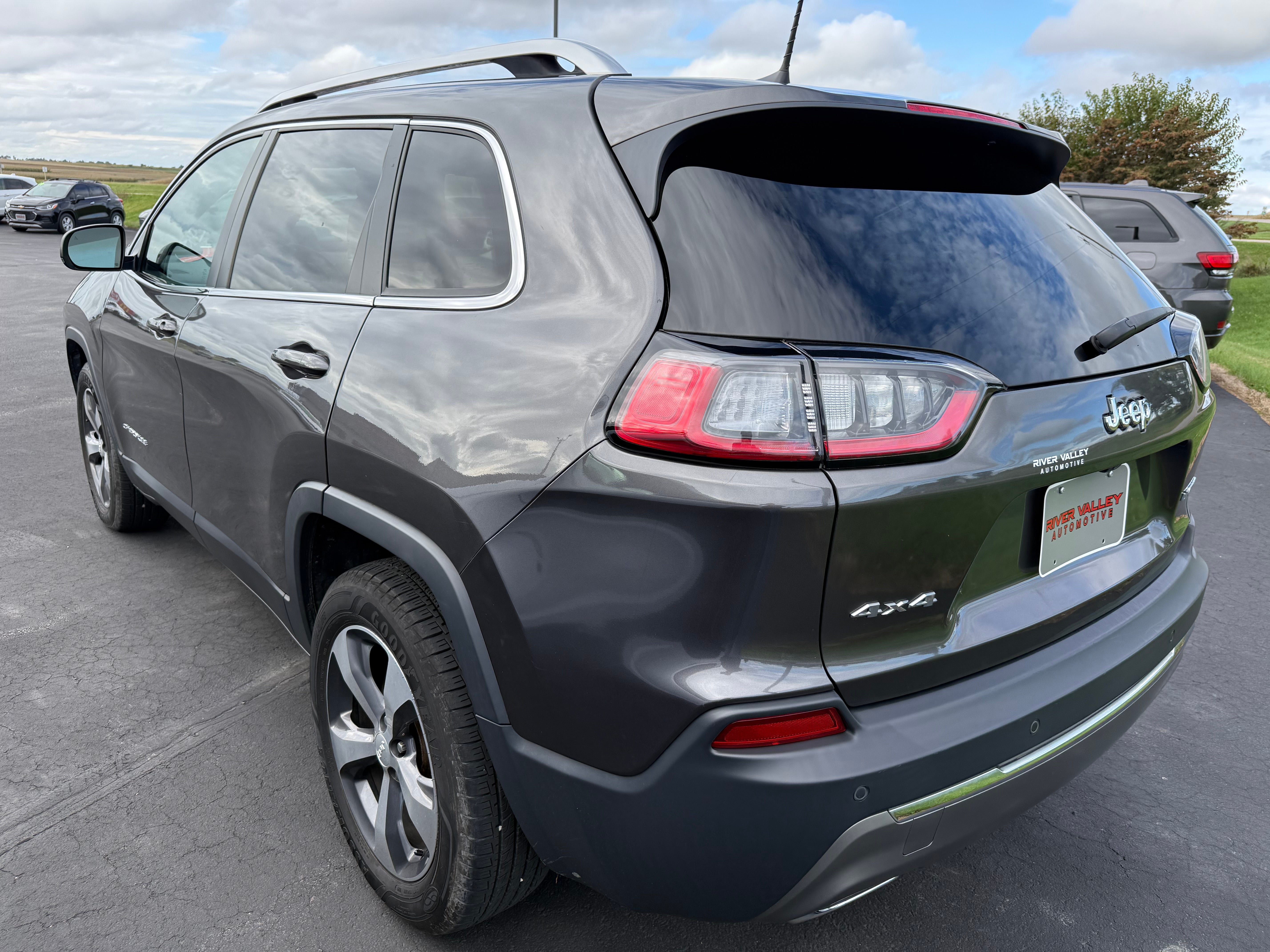 Used 2019 Jeep Cherokee Limited AWD/4WD image 4