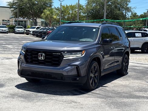 Certified 2025 Honda Pilot Black Edition image 13