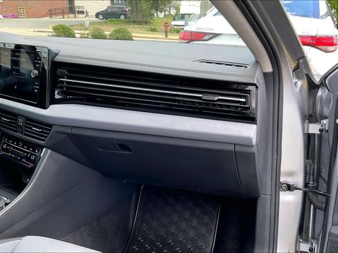 Used 2025 Volkswagen Jetta SE FWD image 13