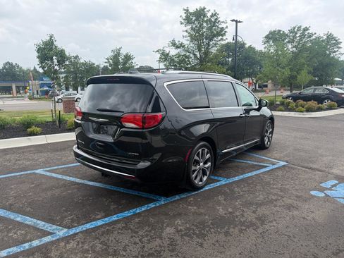 Used 2017 Chrysler Pacifica Limited w/ UConnect Theater Package FWD image 5