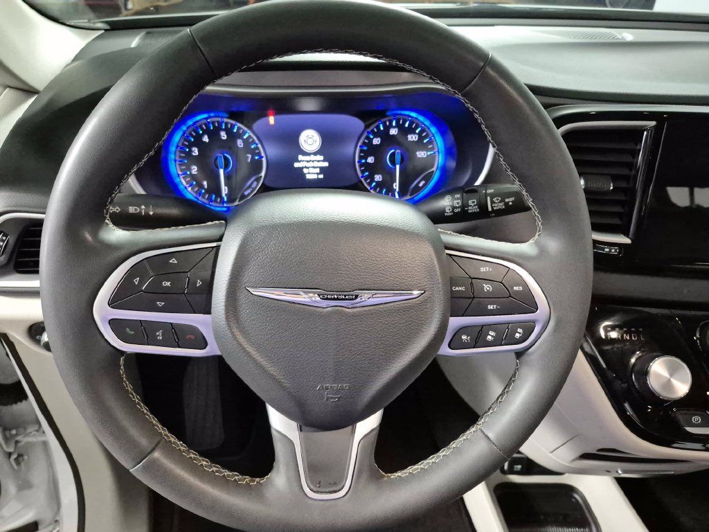 Used 2024 Chrysler Pacifica Touring-L FWD image 11