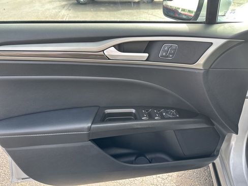 Used 2018 Ford Fusion SE w/ Fusion SE Technology Package image 12