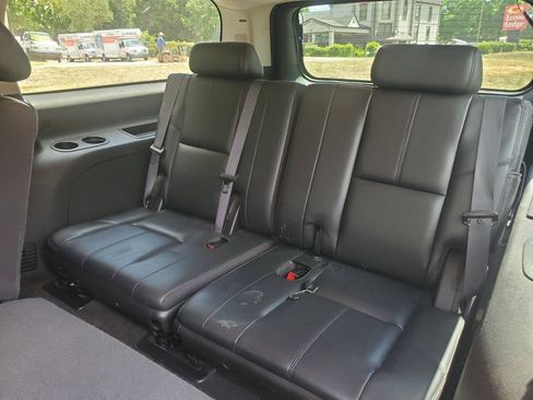 Used 2007 Chevrolet Suburban LT w/ LT Preferred Equipment Group RWD image 16