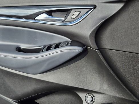 Used 2023 Buick Enclave Essence image 22