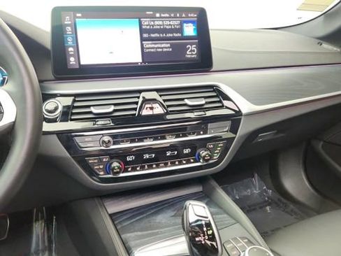 Used 2022 BMW 530e xDrive w/ Executive Package image 46