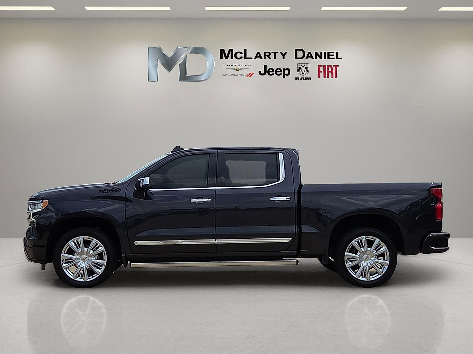 Used 2024 Chevrolet Silverado 1500 High Country w/ High Country Premium Package AWD/4WD image 3