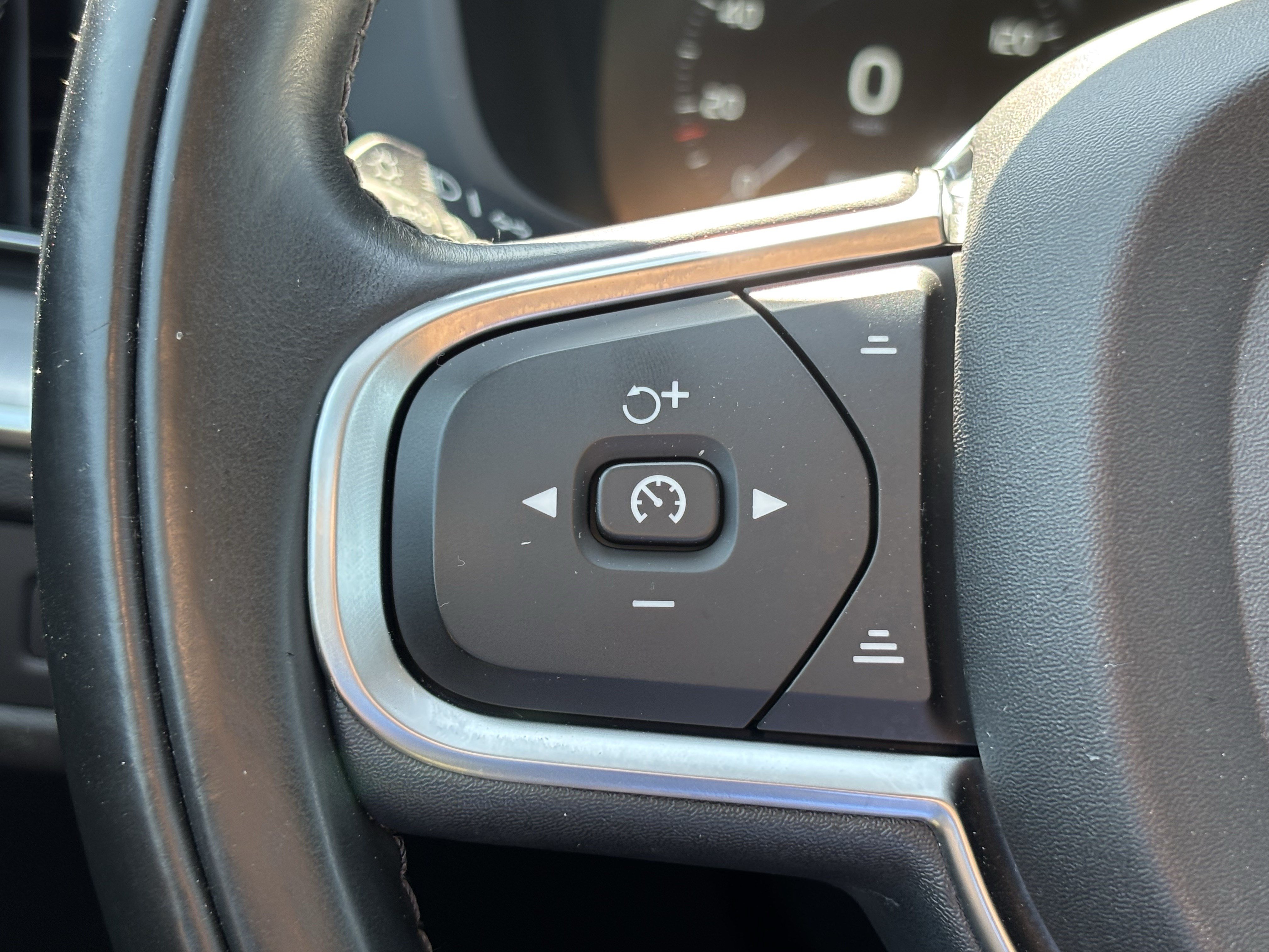 Used 2019 Volvo XC60 T5 Momentum w/ Multimedia Package FWD image 21