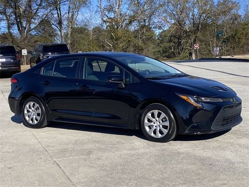 Used 2025 Toyota Corolla LE image 9