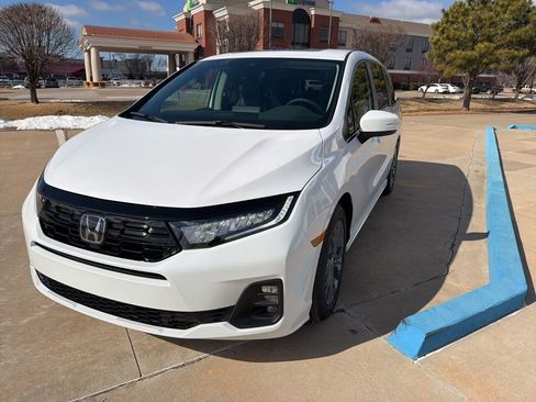 New 2026 Honda Odyssey Touring image 3