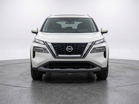 Used 2025 Nissan Rogue SV image 2