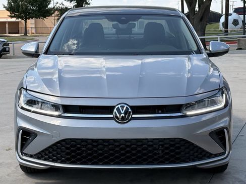 Used 2025 Volkswagen Jetta SE FWD image 9