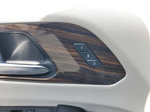 Used 2021 Chrysler Pacifica Limited w/ Uconnect Theater Family Group image 15