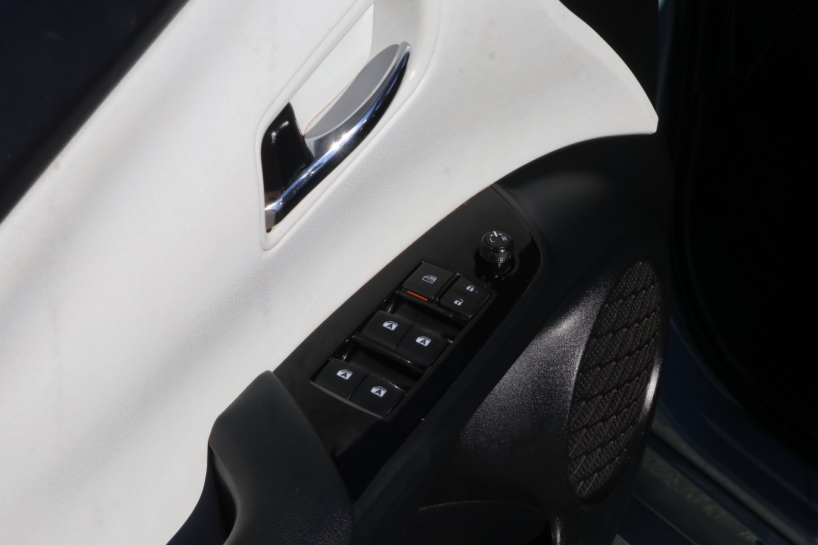 Used 2018 Toyota Prius Three FWD image 11