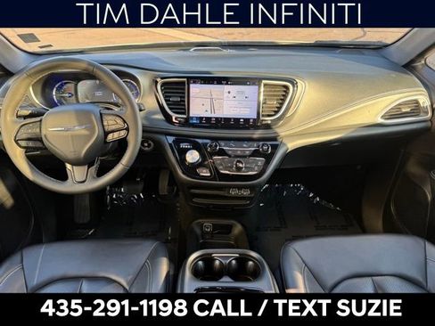 Used 2024 Chrysler Pacifica Select image 2