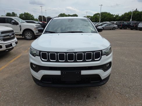 Used 2023 Jeep Compass Latitude AWD/4WD image 7