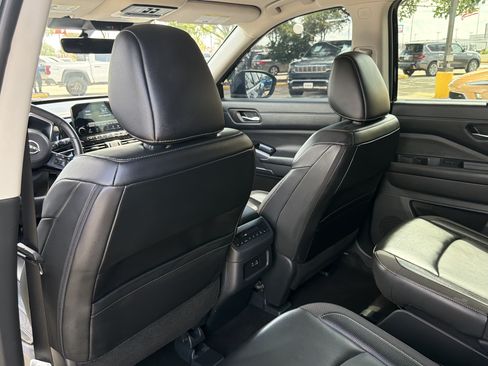 Used 2024 Nissan Pathfinder SL w/ SL Premium Package FWD image 12