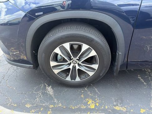 Used 2021 Toyota Highlander XLE AWD/4WD image 2