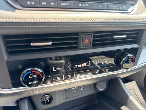 Used 2025 Nissan Rogue SV FWD image 19
