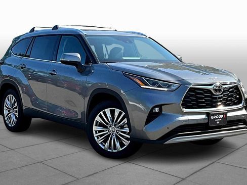 Certified 2025 Toyota Highlander Platinum AWD/4WD image 2