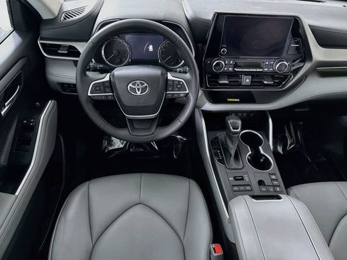 Used 2023 Toyota Highlander XLE AWD/4WD image 3