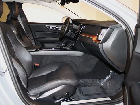 Used 2025 Volvo V60 B5 Cross Country Plus image 51