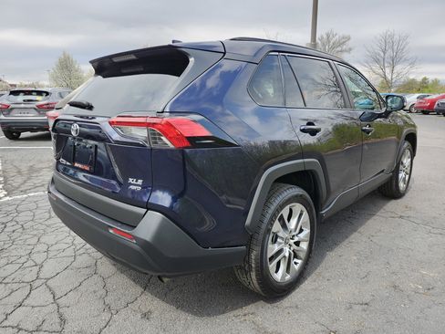 Used 2021 Toyota RAV4 XLE Premium image 9