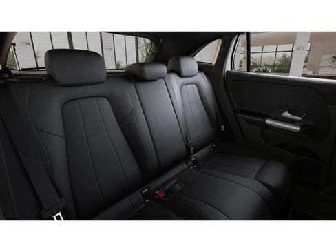 Used 2026 Mercedes-Benz GLA 250 4MATIC image 5