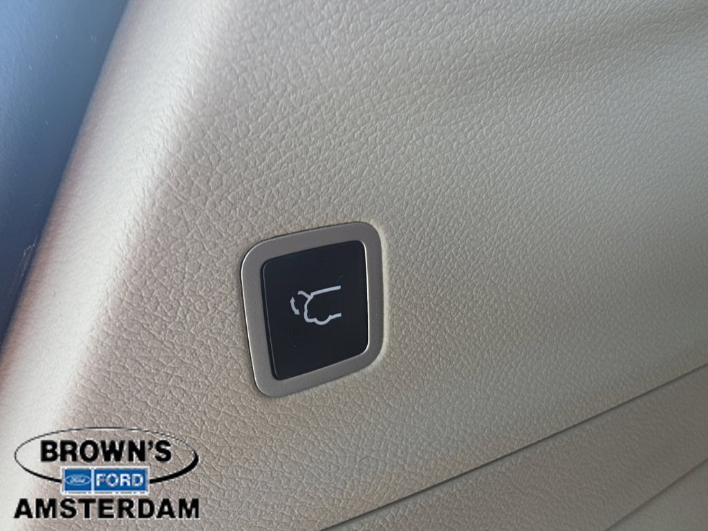 Used 2022 Chrysler Voyager LX FWD image 10