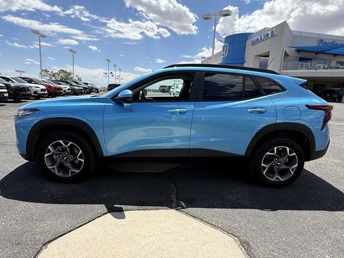 Used 2025 Chevrolet Trax LT FWD image 8