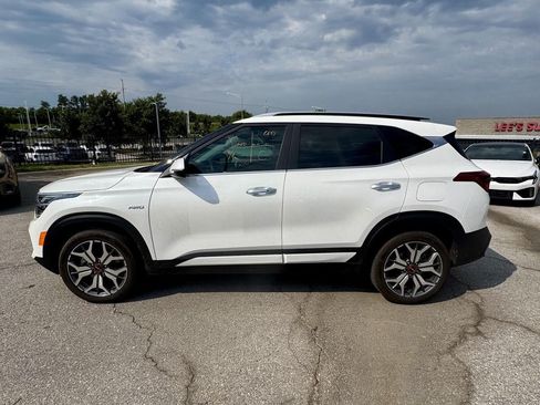 Certified 2023 Kia Seltos SX w/ SX Sunroof Package AWD/4WD image 2