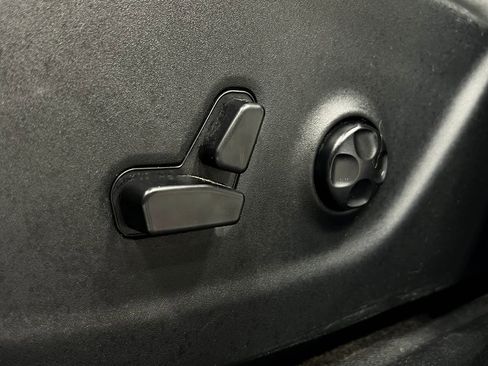 Used 2018 Jeep Cherokee Latitude Plus w/ Comfort/Convenience Group FWD image 15